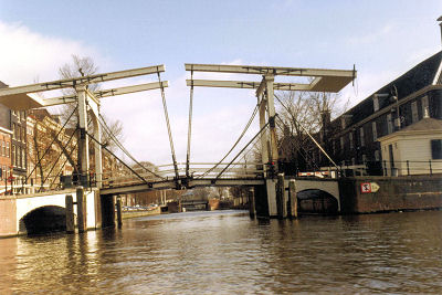 Et andet traditionelt Amsterdam-syn. En vippebro over en af kanalerne.