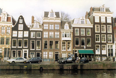 Typiske smalle Amsterdam-huse. Der var engang man betalte skat efter bredden p sit hus - derfor den smalle facon.