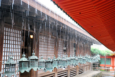 Regnvejr over Kasuga Taisha