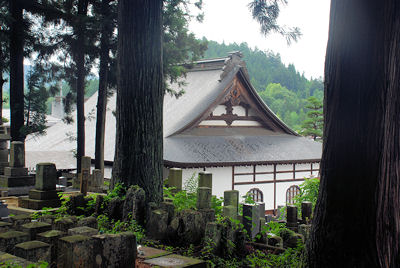 Et af flere templer ude i Higashiyama