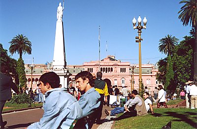 Folkeliv p Plaza de Mayo - Prsidentpaladsen i baggrunden