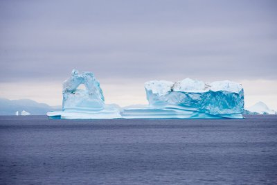 Kæmpestort isbjerg på vejen