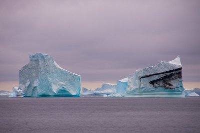 2 kæmpestore isbjerge