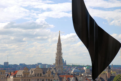 Udsigt over Bruxelles - "skåret over" af en mærkelig skulptur