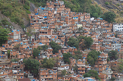 Et oversigtsbillede fra Rocinha - læg mærke til de mange "lag-på-lag"-huse