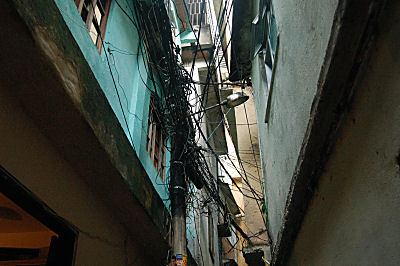 De elektriske installationer i en favela er noget helt for sig selv - her fra Villa Canoas