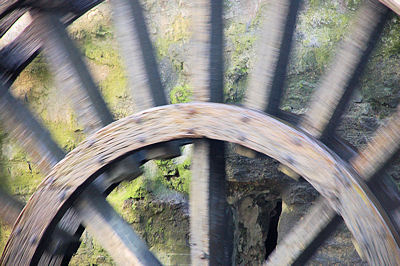 Et hurtigtkørende vandmølle-hjul i Bayeux