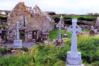 Fra Galway kunne man sejle til en meget spændende ø - næsten ude i Atlanterhavet - der hed Aran Island. Her er et billede fra kirkegården.