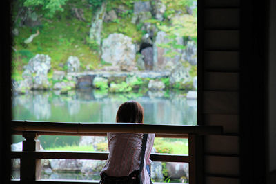 I thought she was meditating at Tenryuji - actually she was checking her cell-phone.....