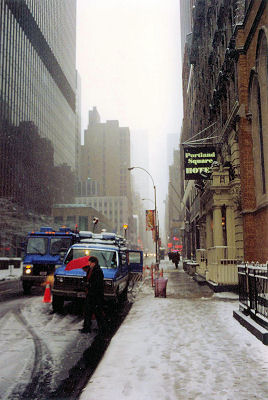 Og s kom snestormen vltende ned over New York - mit hotel i baggrunden.
