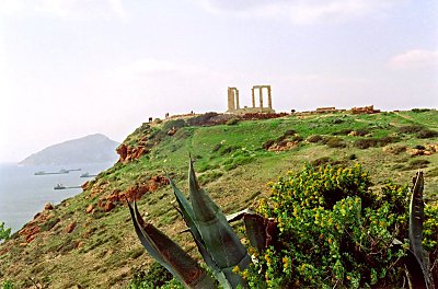 Templet er placeret p sydspidsen af halven Attica, og havde stor betydning for de sfarende i gamle dage. Nr man kunne se Poseidon-templet vidste man, at nu var man nsten hjemme.