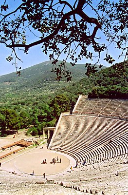 Amfi-teatret i Epidaurus - placeret i flotte omgivelser i en dal omgivet af oliventræer