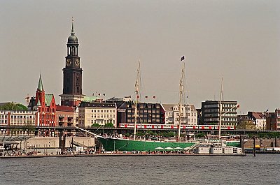 Hamburg set fra havnesiden af Elben - det er St. Michaelis-kirken der rager op