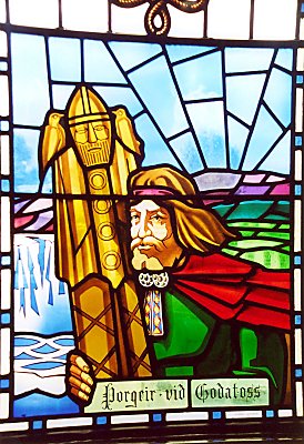 Mosaik fra Akureyrarkirkja - den forestiller Torgeir, der ifølge de islandske sagaer var ham der gjorde Island kristent. Det gjorde han ved at smide  sine hedenske relikvier i Godafoss, som er et vandfald mellem Akureyri og Myvatn. Her er det en vældig fallos-ting, der er ved at ryge i vandet.