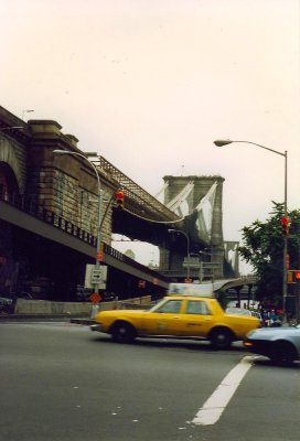 Klassisk New York - Yellow cab og Brooklyn Bridge
